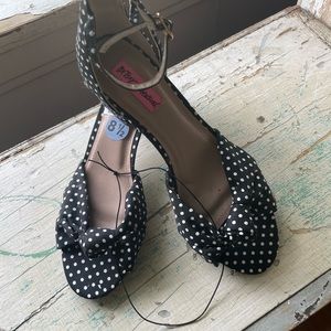 Betsey Johnson black & white polka dot ankle strap pump with block heel. 8.5 NWT